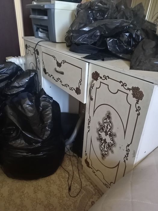 Трюмо без зеркала и 2 тумбочки