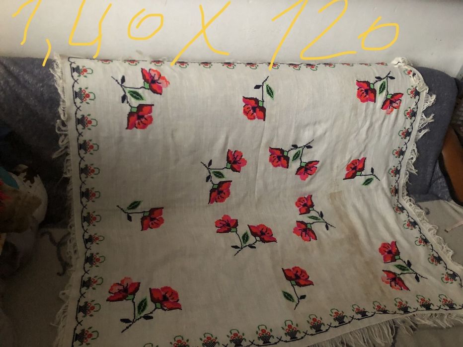 Față de masă cusută manual