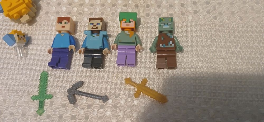 Lego Minecraft original cu 4 figurine Minecraft