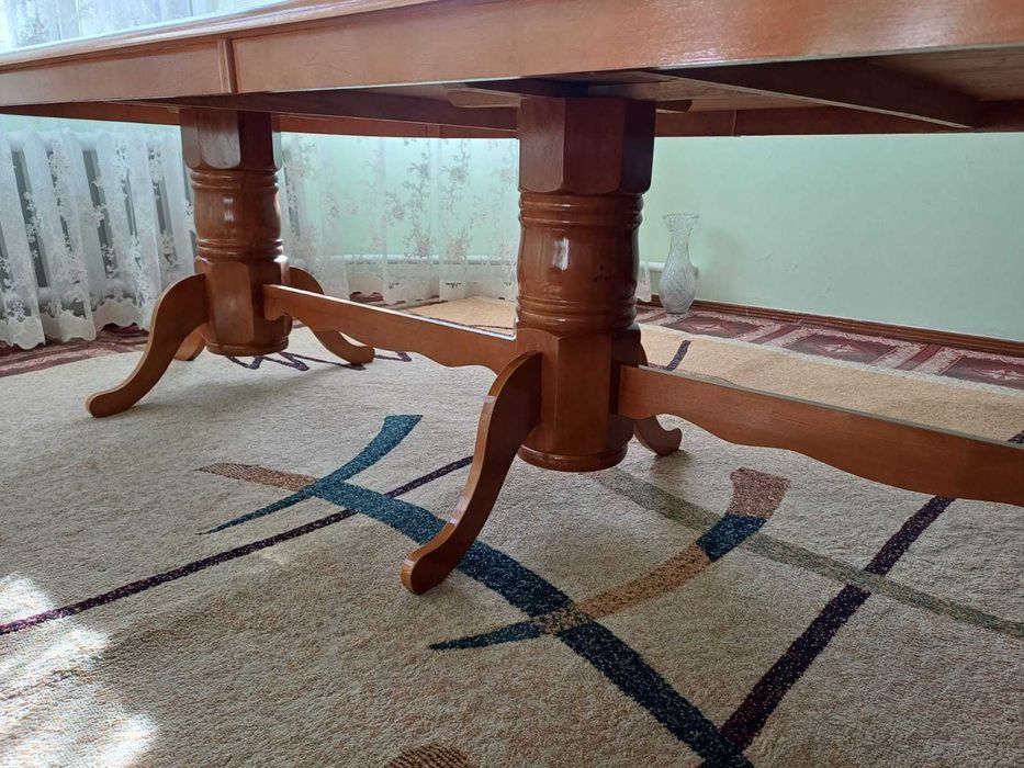 Стол гостевой на 15 персон.