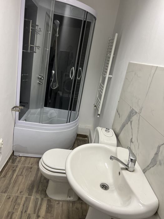 Ocazie!! 2700eur/mp.Imobil 125mp etaj 1 format din 3 apartamente. Curte privata
