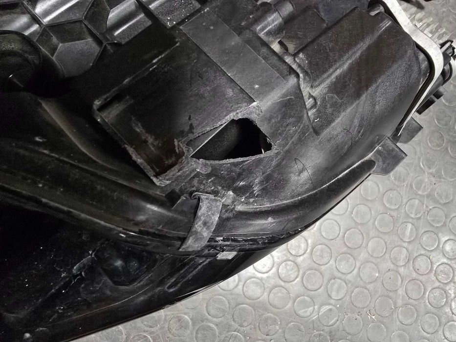 Десен оборудван фар за Audi E-Tron с забележки!