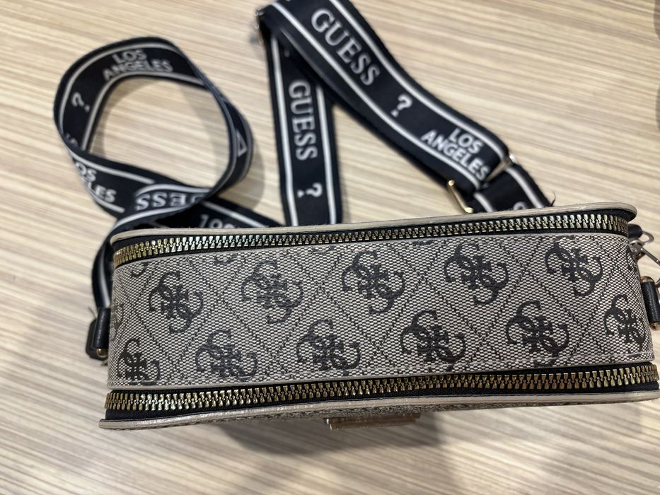 Дамска чанта Guess