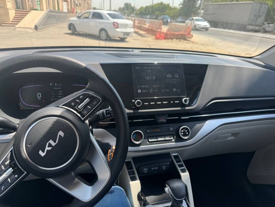 kia carens машина