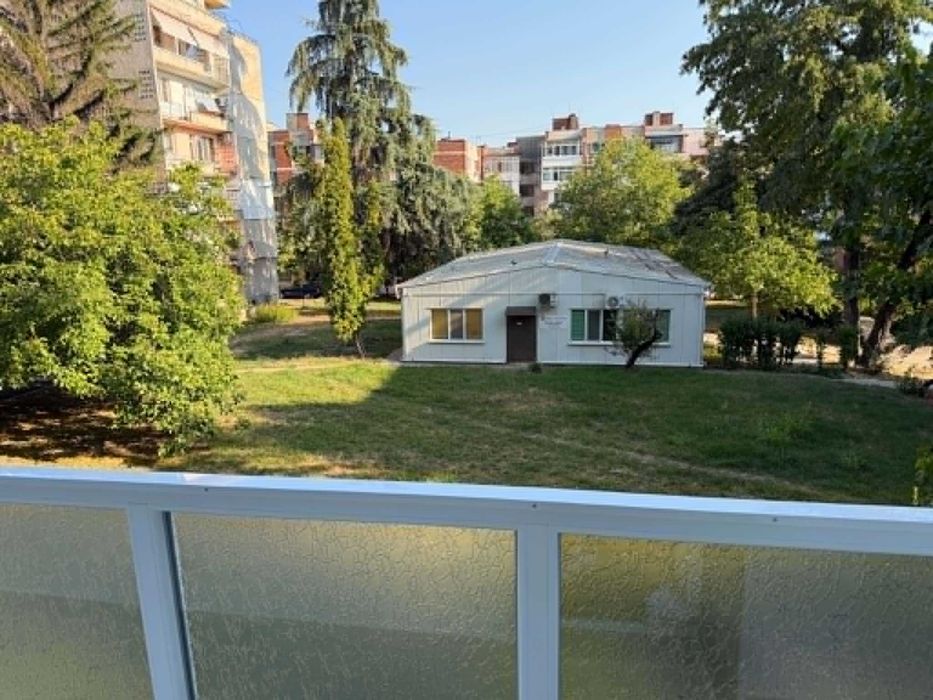 Продава Тристаен Апартамент