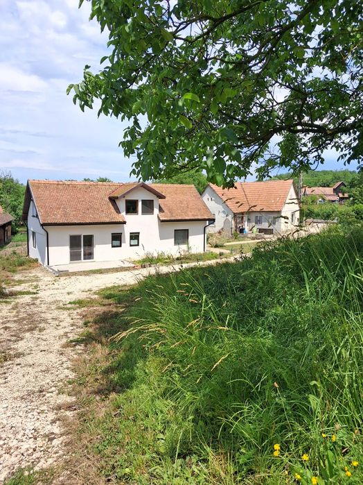 Casă la țară,,peste 9500 m2 grădină/ teren