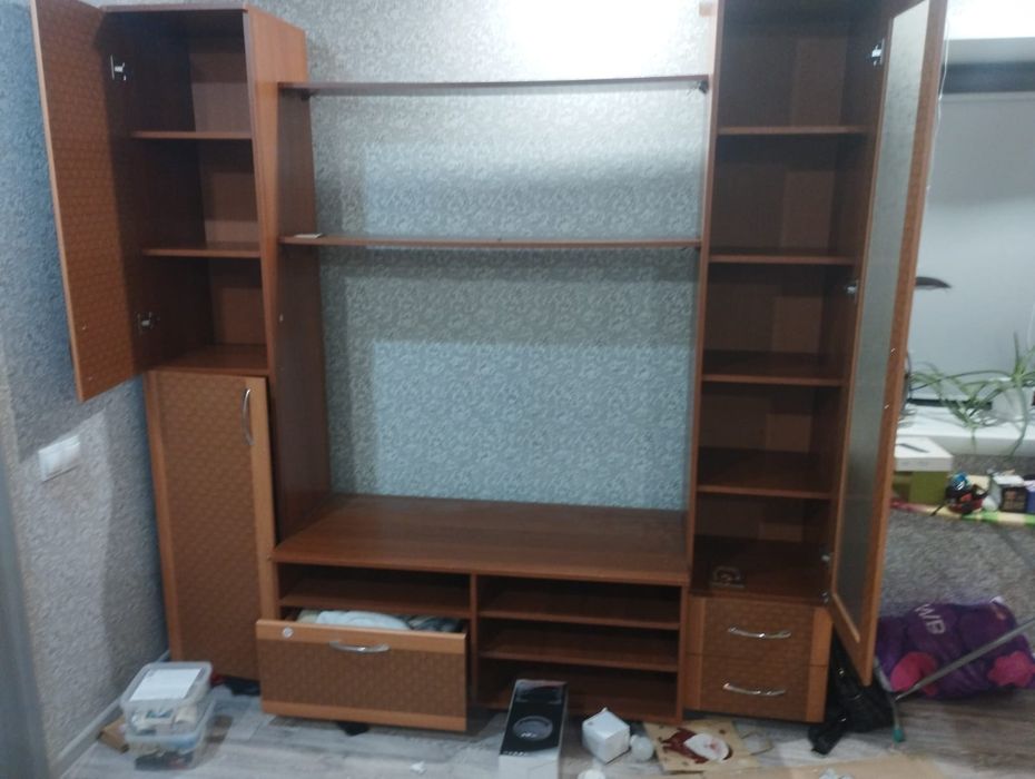 Стенка в комнату срочно