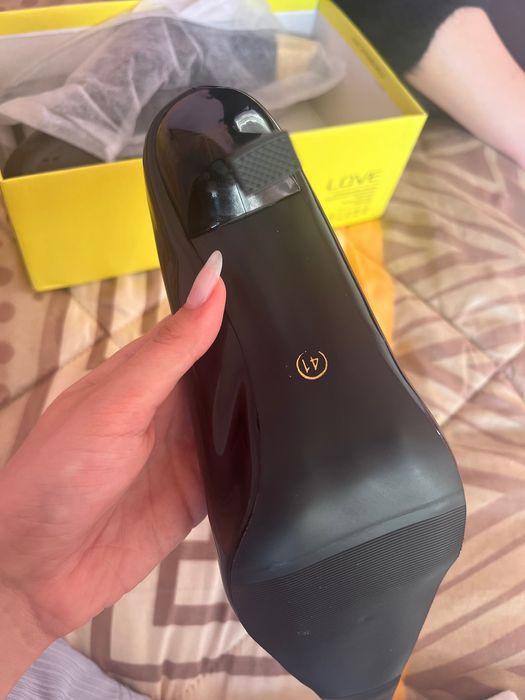 класически лачени токчета със златен елемент, не са носени !