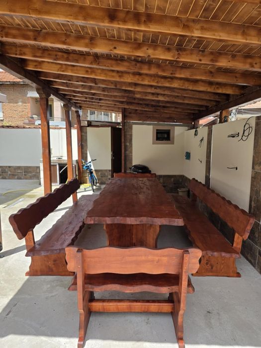 Маса и пейки жив ръб