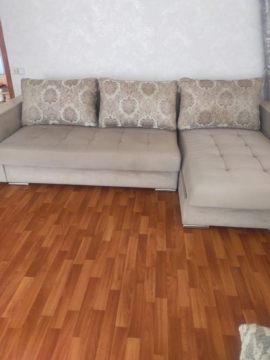Продам диван бежевый длина 280