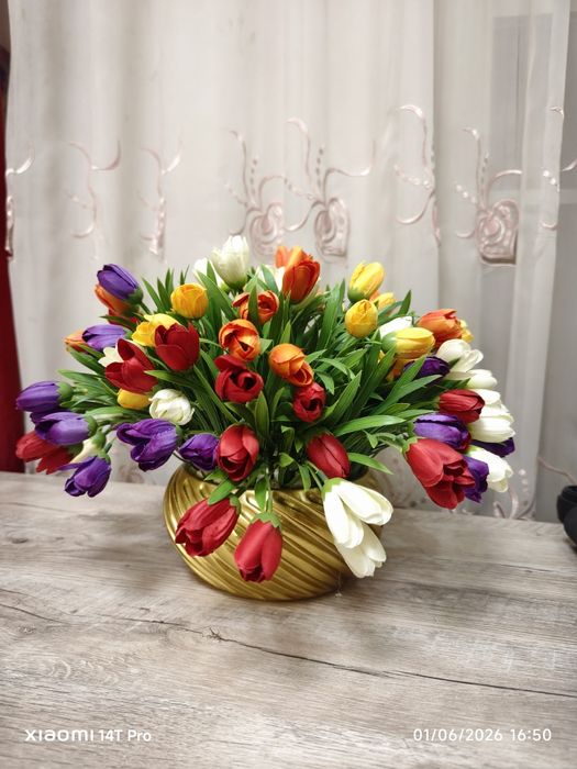 Rangli sun’iy gullar (tuvakda) / Цветные искусственные цветы в горшке