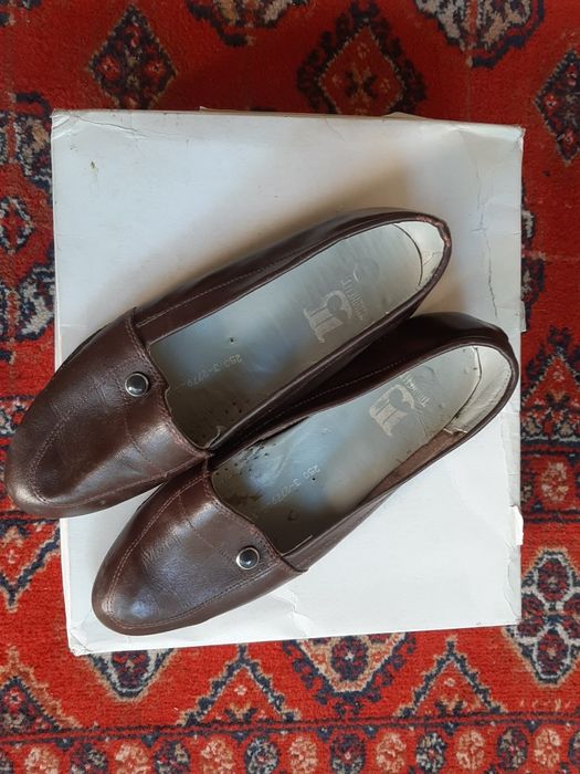 Oyoq kiyimlar sotiladi