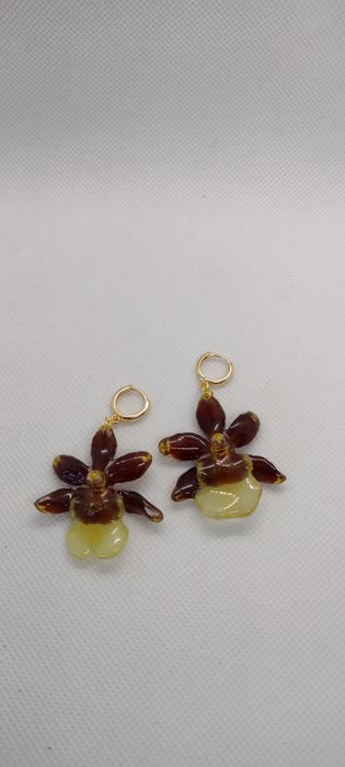 Обеци с естествен цвят на мини орхидея. Цветче с размери 3,5/4 см. 
Вн