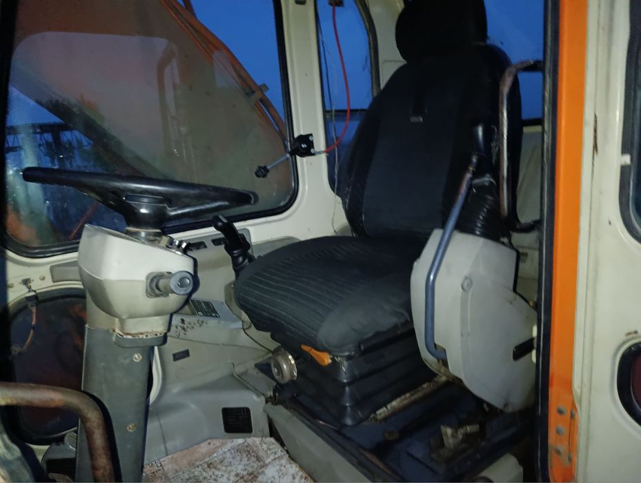 Daewoo 200  ekskavator 2003-yil narxiga bemalol arziydi.