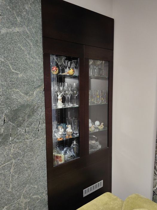 Висок шкаф с витрина и микровълнова