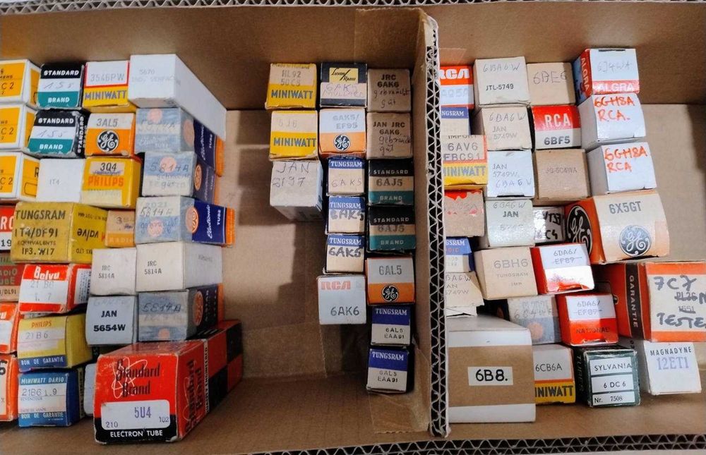 Lampi audio NOS: ECC81 ECC82 ECC83 (12AX7) 6V6 6L6 / 6SN7 6SL7 12SN7 / 6CG7 6GU7 / EL34 EL84 EL95 / EF86/ ochi magic EM / redresoare EZ80 EZ81 5Y3 etc