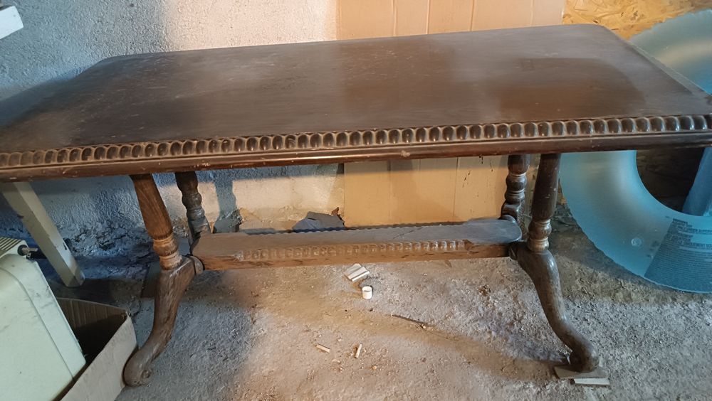 Старинна дървена маса