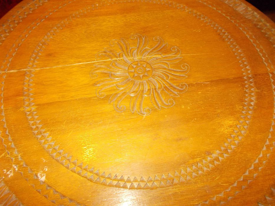 Дървена стара масичка , резбована и столчета