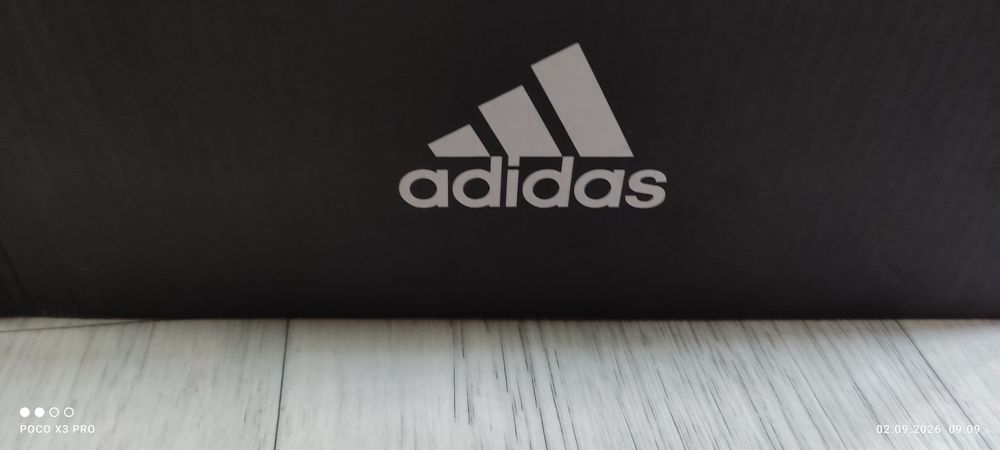 Продам кроссовки Адидас новые оригинальные