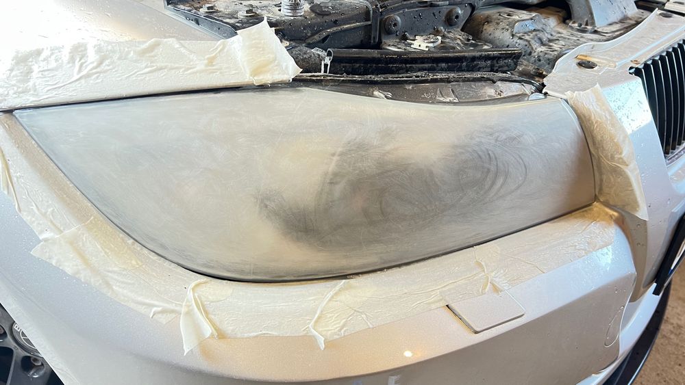 Полиране на фарове с лампа