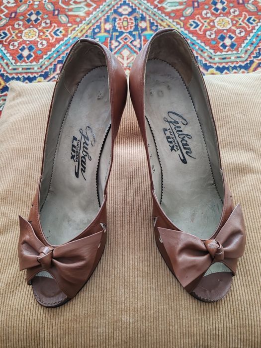 Sandalete Marelbo beige măr. 38 noi 120 lei.        Sandalete Guban maron măr.37 în stare f. bună 60 lei.         Ambele perechi  din piele naturală.