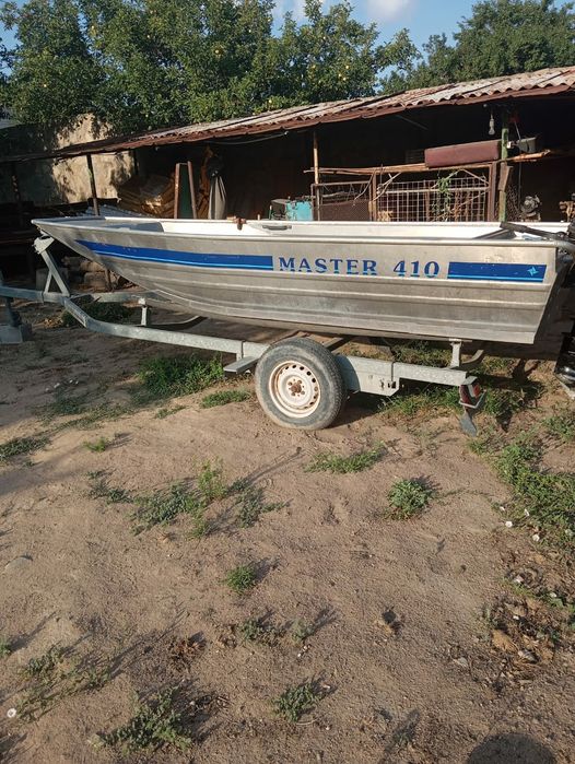 Продам моторную лодку