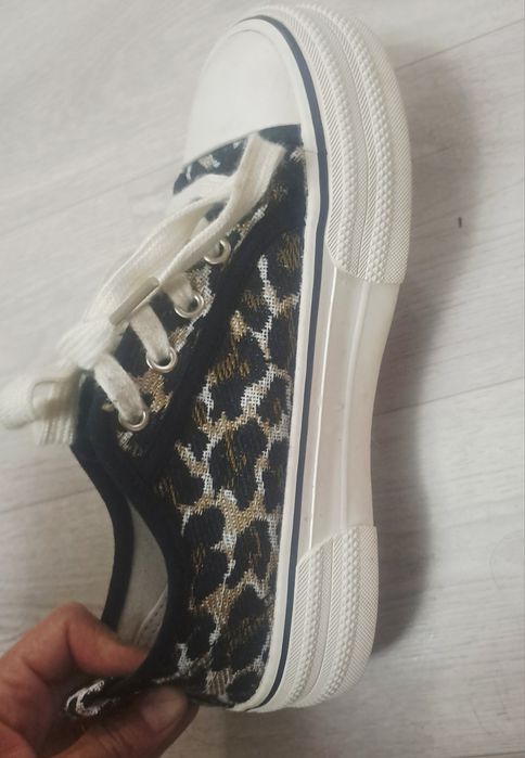 Продам кроссовки с леопардовым принтом.