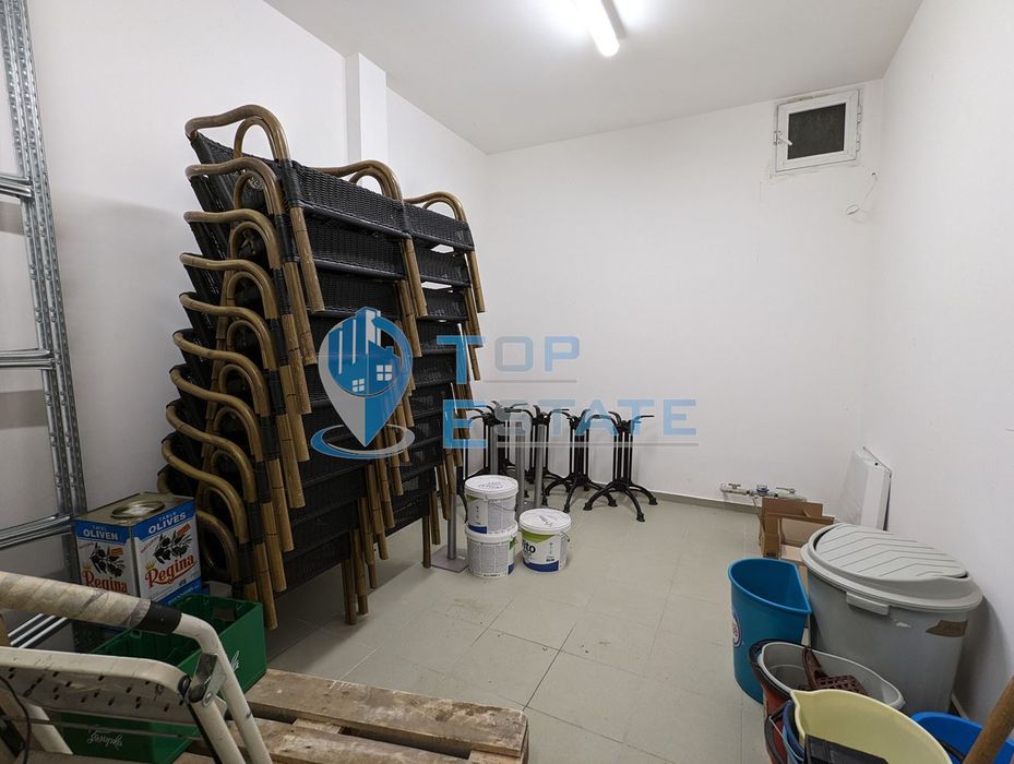 Търговска сграда на два етажа в центъра на град Златарица