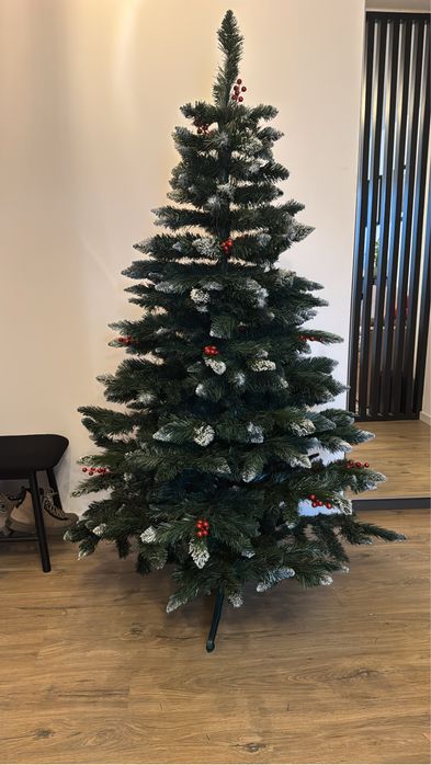 Brad artificial Paris Varfuri Argintii si Merisor rosu