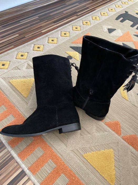 Cizme scurte joase din piele intoarsa