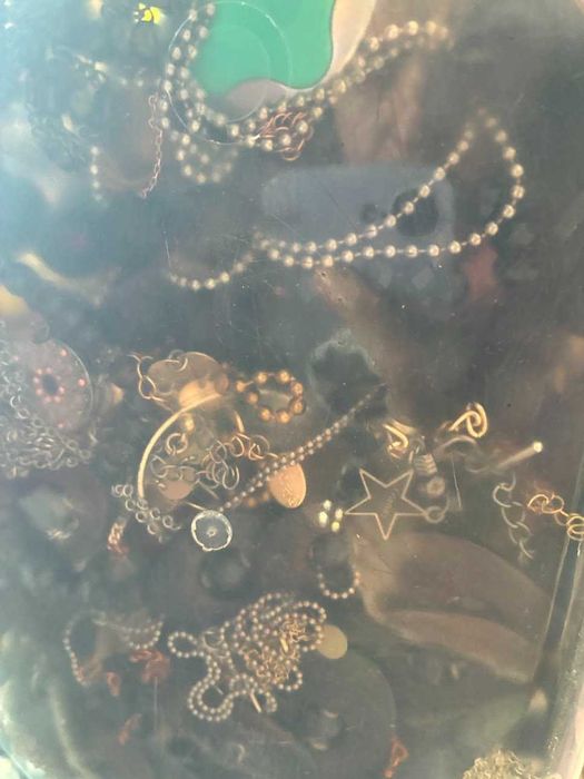 Кутия с бижута, цената е за всички