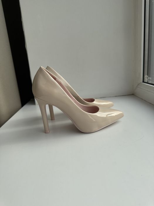 Туфли каблуки бежевые 36р