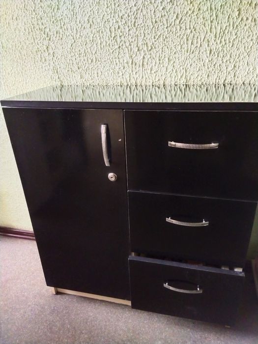 Пподам маникюрный стол с комодом.