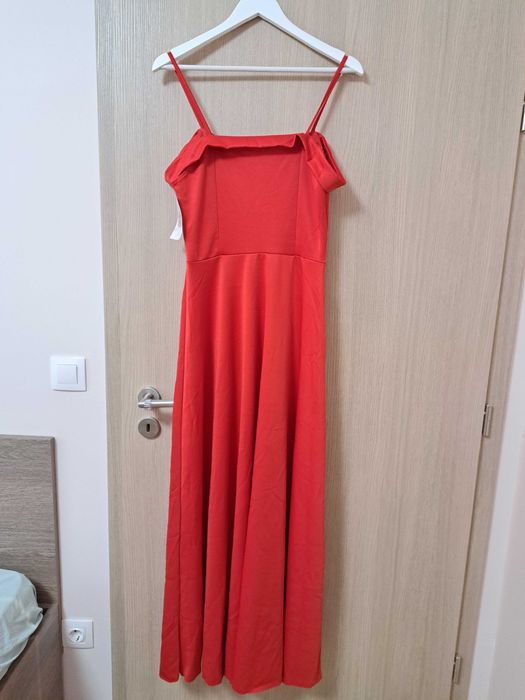 Дамска червена рокля с цепка. Нова