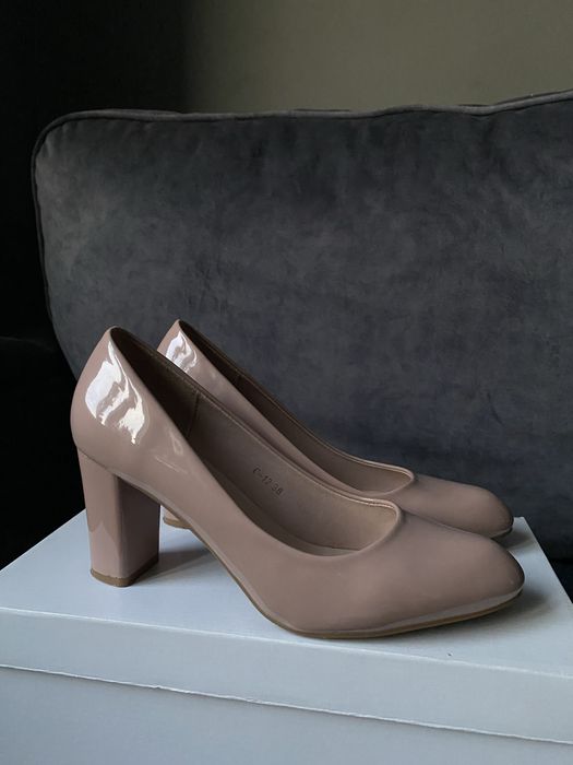 Pantofi cu toc mediu