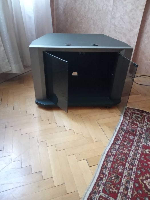 Шкаф-витрина за телевизор на колелца