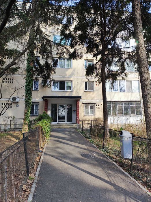 apartament 4 camere, decomandat, bloc 4 etaje - Berceni - Piata Covasna