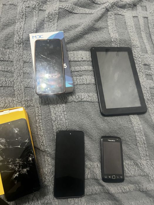 Продаются не рабочие телефоны плантшет только рабочий 2014 гда