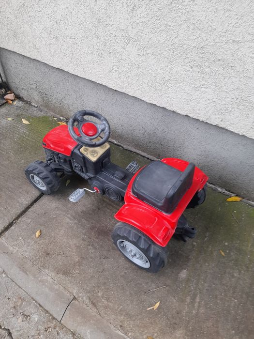 Vînd tractor jucărie*