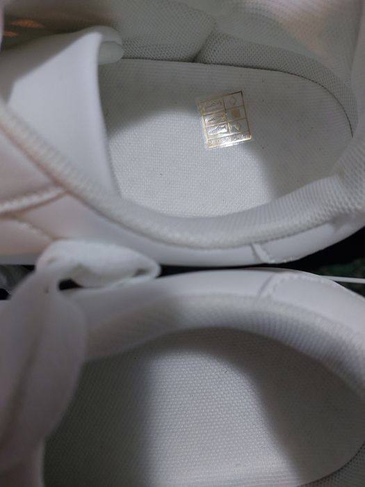 Нови бели маратонки