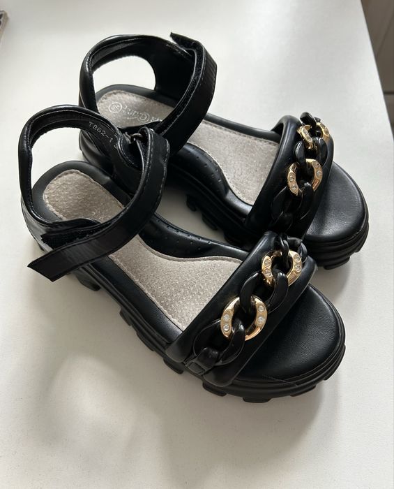 Продам детские сандалии