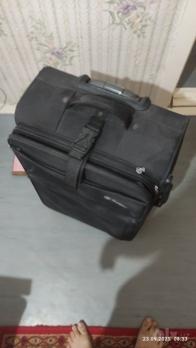 продам 2 отличных чемодана.