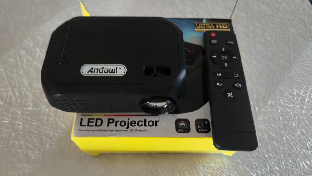 Мини LED проектор Full HD 1080P / Домашно кино проектор с USB, SD, AV