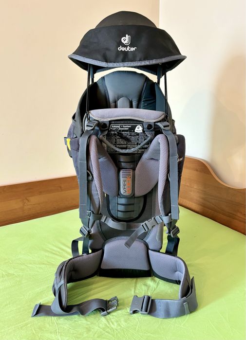 deuter, туристическа раница за носене на дете, с бебе в планината