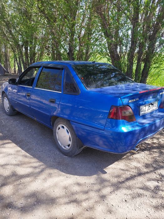 Nexia avtomobili sotiladi