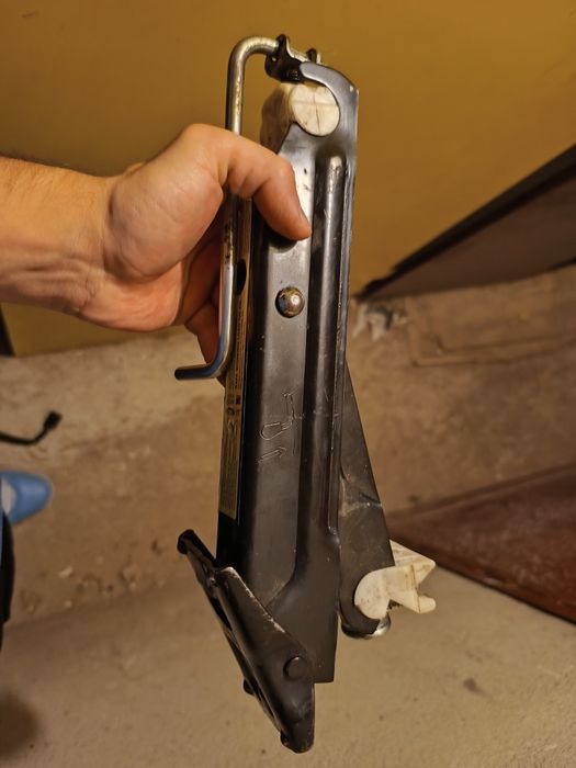 Аптечка със триъгълник   теглич крик и ключ за гуми