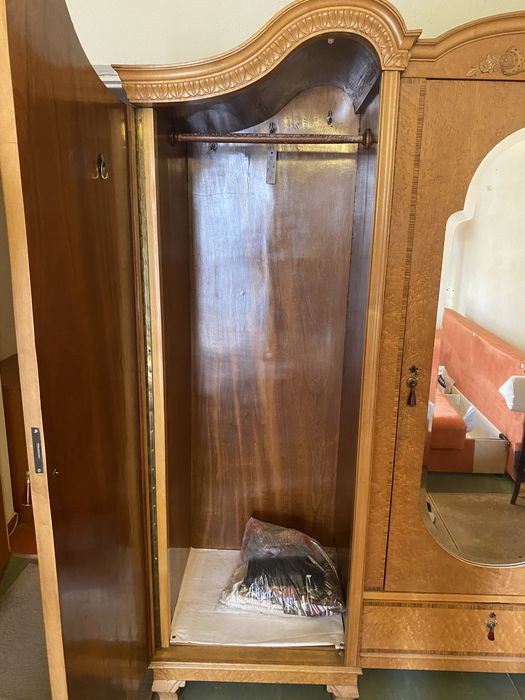 Dulap vechi peste 100 ani lemn par alb