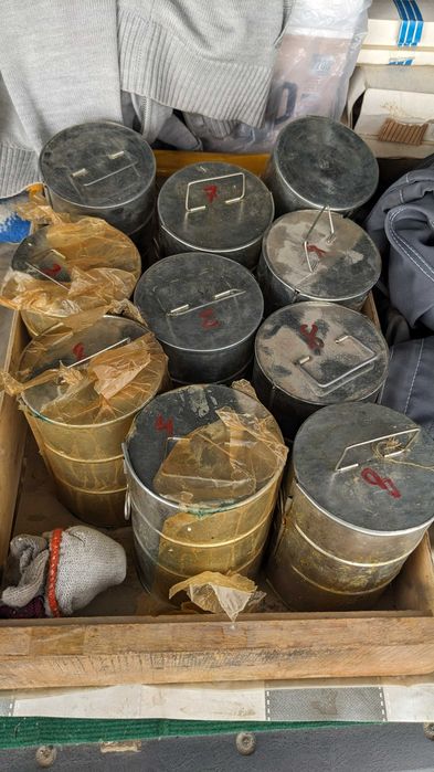 Чашки Петри в контейнере для хранения