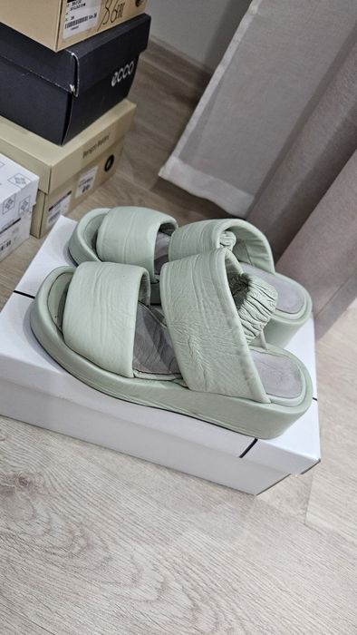 Отдам женскую обувь