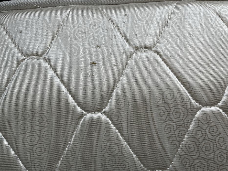 Кровать с матрасом